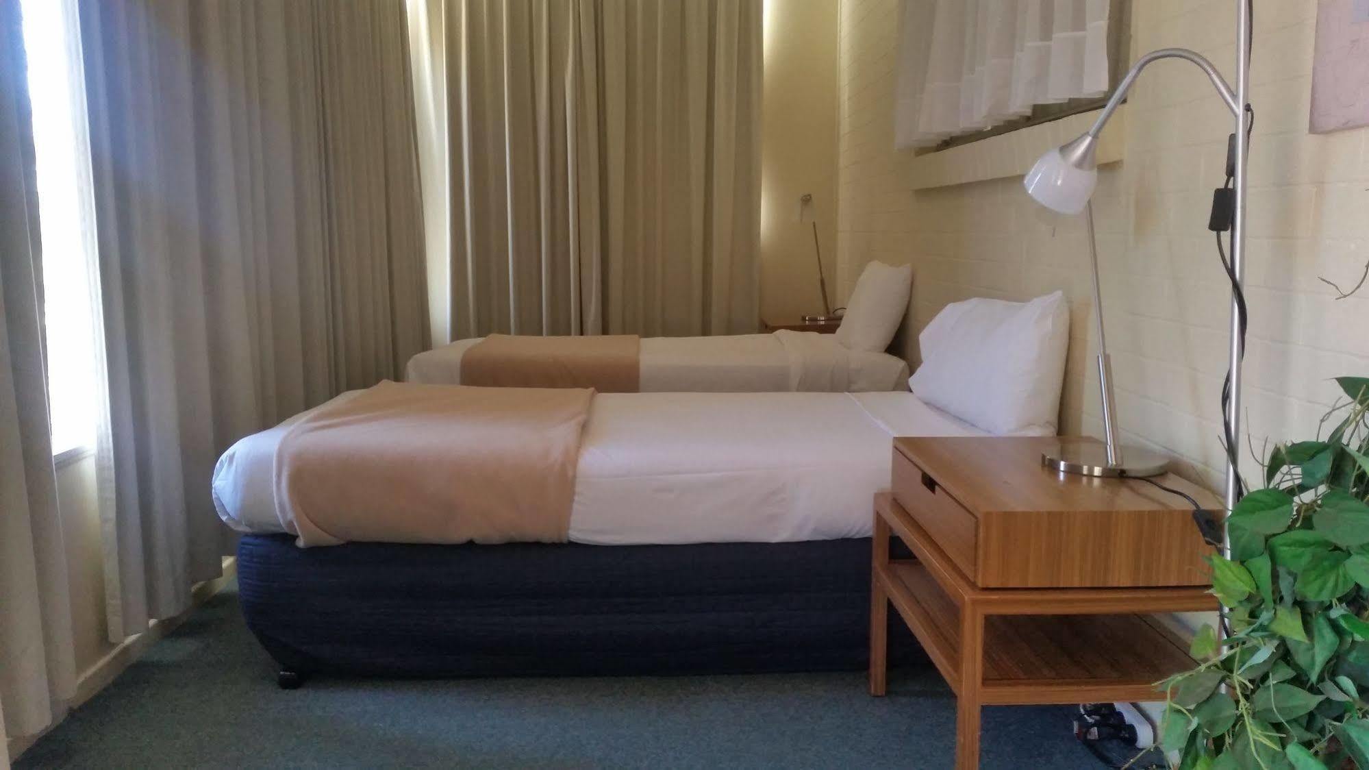 Clifford Park Motor Inn Туумба Екстериор снимка