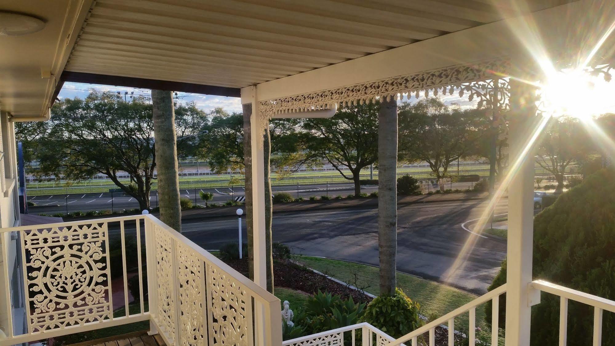 Clifford Park Motor Inn Туумба Екстериор снимка