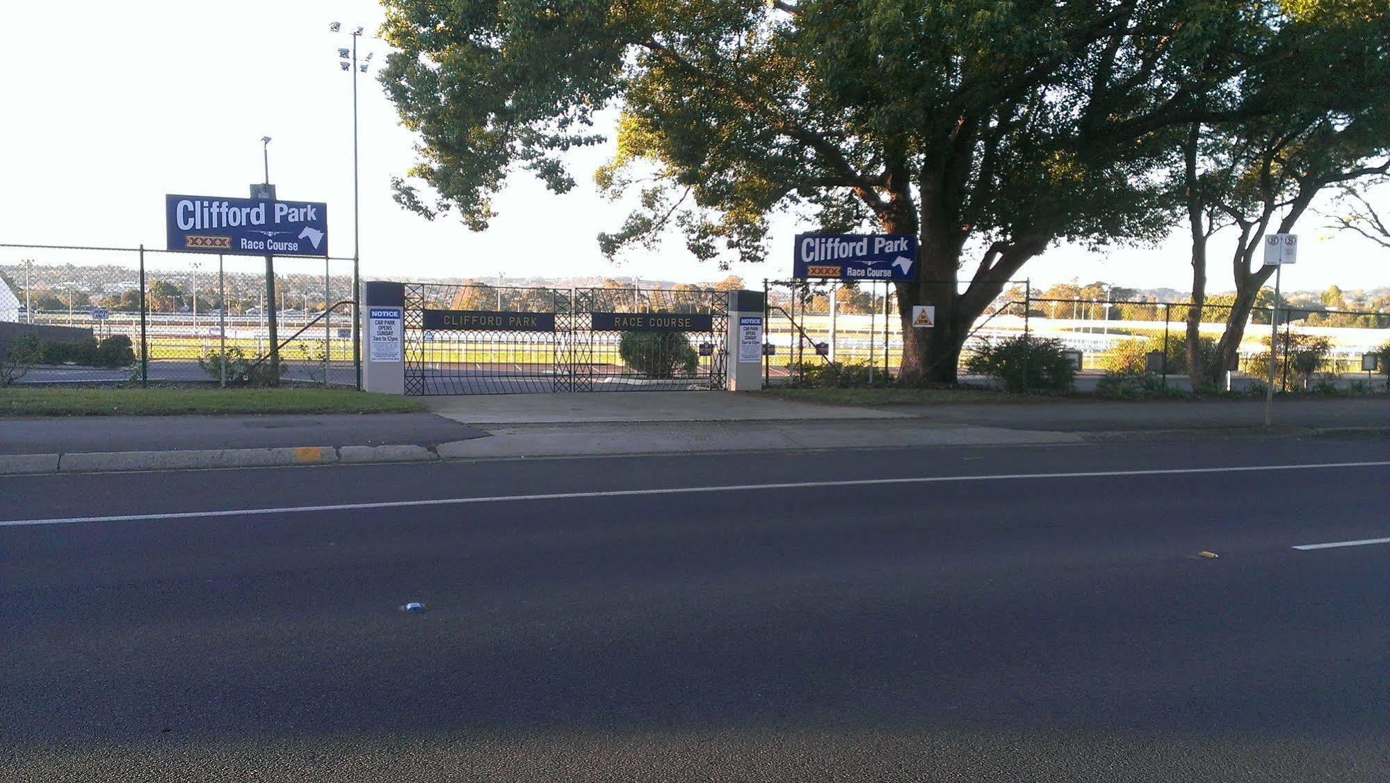 Clifford Park Motor Inn Туумба Екстериор снимка